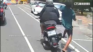 騎士滑手機撞倒路人　警：查證屬實開罰一千