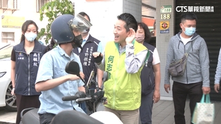 遭控「摸手臂留電話」　何志偉歉：無心動作造成困擾