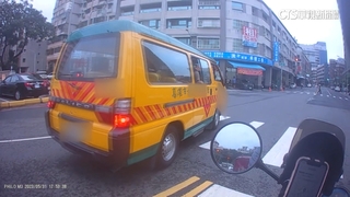 「玩命娃娃車」逆向闖紅燈　駕駛辯稱：以為閃紅燈