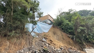 蓋擋土牆遇雨崩　南投民宅邊角懸空不敢住