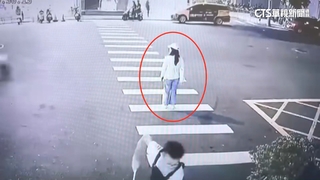 行人地獄！女「差一步」走完斑馬線　遭騎士撞飛