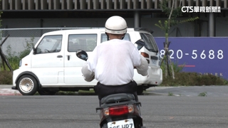 騎車上班遇追撞車禍　戴半罩安全帽警送醫亡
