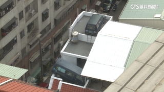 危險！透天厝屋頂驚見「飛天車」　民眾憂掉落砸人