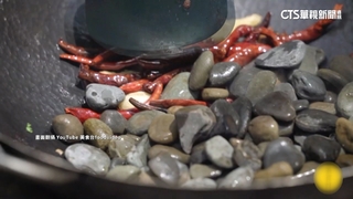 中國夜市夯「爆炒鵝卵石」　醫：恐重金屬中毒