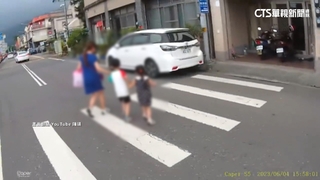 行人地獄！　宜蘭母子3人過馬路　無車禮讓險遭撞