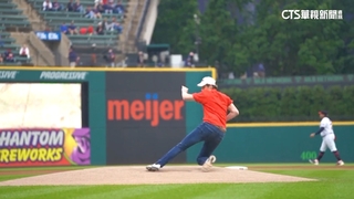 意外還是演的？　守護者開球嘉賓摔下投手丘