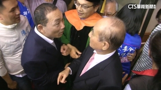 侯友宜南下參加大學畢典　與王金平短暫同框