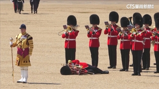 英皇家樂隊彩排熱昏倒地　敬業士兵爬起「繼續吹奏」