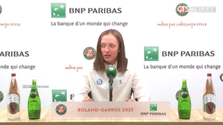 球后Swiatek法網連霸　開心過頭搖到「獎盃分離」