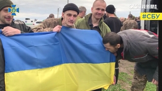 烏俄換俘　94俄籍95烏籍戰俘終獲釋返鄉