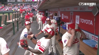 大谷攻擊隊友？！　擊掌後誤擊　雙手捧臉關心