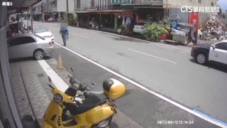 台南玉井驚見男持「槍」逛大街　還對警車揮舞