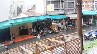 騎士逆向撞小吃店釀瓦斯氣爆　6人受傷送醫