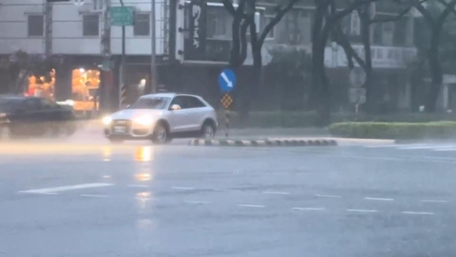 天氣不穩定、易有短延時強降雨！南台灣發豪雨特報 北部留意午後雨 | 華視新聞