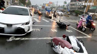 剎車失靈？車狠撞停等紅燈7車　騎士悚噴飛5傷