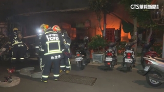 台中土地公廟凌晨燒大火　波及6機車