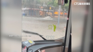 西班牙加泰隆尼亞暴雨！　馬路成河轎車險滅頂