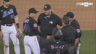 「黏黏手」被抓包！　Smith一球未投就被驅逐