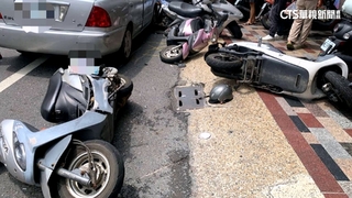 癲癇發作？失控連衝12機車　騎士遭撞輾斷魂