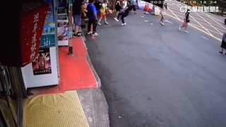 導遊勸車別開進十分老街　竟遭駕駛暴怒飛踢