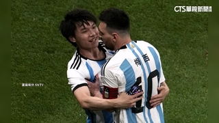 中國球迷太瘋狂！　闖球場強抱梅西被抬出