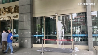 新北市府大門遭潑白漆　警掌握嫌犯追捕中