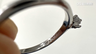 街頭藝人打賞罐　赫見價值8萬精品鑽戒