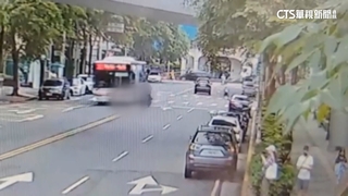 板橋公車與機車擦撞　女騎士卡輪下送醫命危