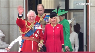英王「官方壽辰慶典」登場　查爾斯穿軍裝.戴熊皮帽