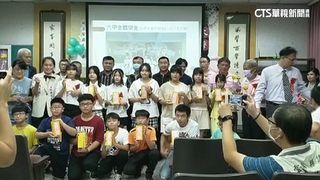 羨慕！　雲林石龜國小畢業生開心領「智慧型手機」