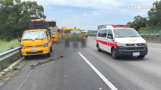 國道聯結車衝撞工程車　2工人卡車底雙亡