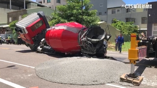台南安平出現天坑　水泥預拌車陷入傾斜45度卡住