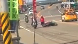 老婦違規穿越馬路釀禍　機車閃避不及撞一團