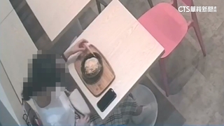 顧客雪花冰吃一半　竟放蟲進碗裡要求退費