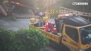 疑噸位不夠！　吊車突傾斜　工人閃避不及遭夾亡