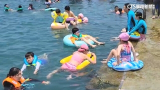 熱爆民眾泡水「涼一夏」　基隆和平島人潮翻倍