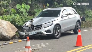 烏來信賢吊橋巨石崩落　4車遭砸變形幸無傷亡
