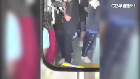 男公車緊貼性騷 被害女「拍鏡子」蒐證報案