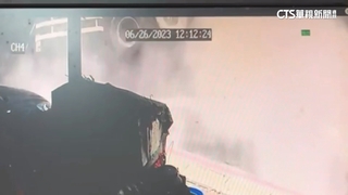 大貨車衝進民宅翻覆　司機一度受困