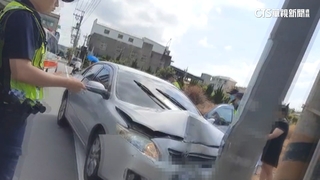 安撫後座哭鬧兒女　母開車自撞對向電線桿
