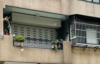 2樓陽台驚見「鐵捲門」！　內行人曝超實用：颱風就知道