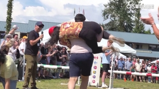 跳水池.越跨欄！　「背老婆大賽」扛起甜蜜負擔