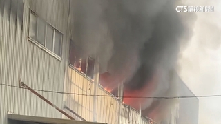 台中龍井木材倉庫傳火警　烈焰濃煙直冒