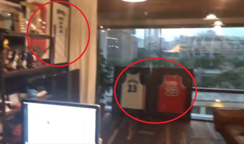 辦公室內掛有數件球衣 / 翻攝自 陳建州 臉書影片