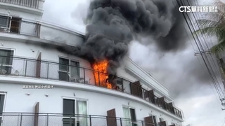 墾丁紅柴坑民宿竄火　黑煙狂冒工人.員工急滅火