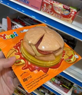 童年回憶「漢堡軟糖」變大了！　網一看照片笑說：感覺咬一咬下巴會脫臼