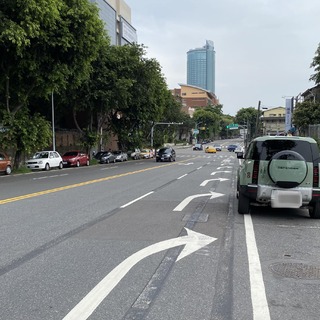 台南馬路上驚見整排「右彎箭頭」　網一看傻眼：箭頭嚇歪了？