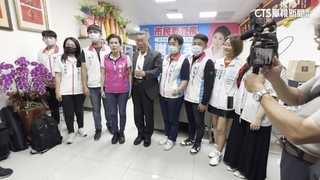 柯拜會無黨籍桃市議員　謝美英笑：來邀我當副手？