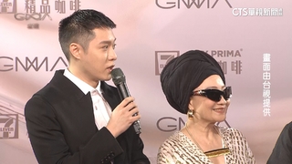 周湯豪黑西裝壓軸出場　攜媽媽比莉走金曲紅毯