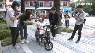 坐輪椅等電梯遭喝斥　身障者控保全還推打母